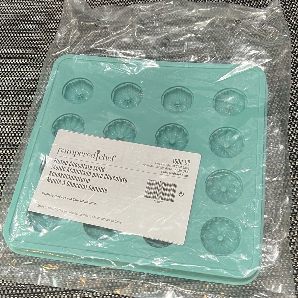 Pampered chef silicone fluted chocolate mold